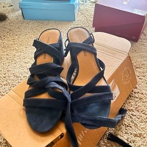 Lucky Brand tie up shoes, size 8.5. Excellent condition!